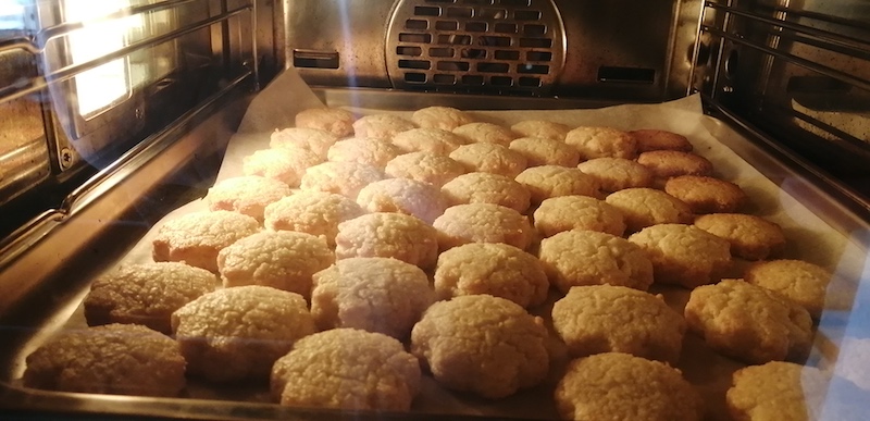 Les biscuits cuisent au four
